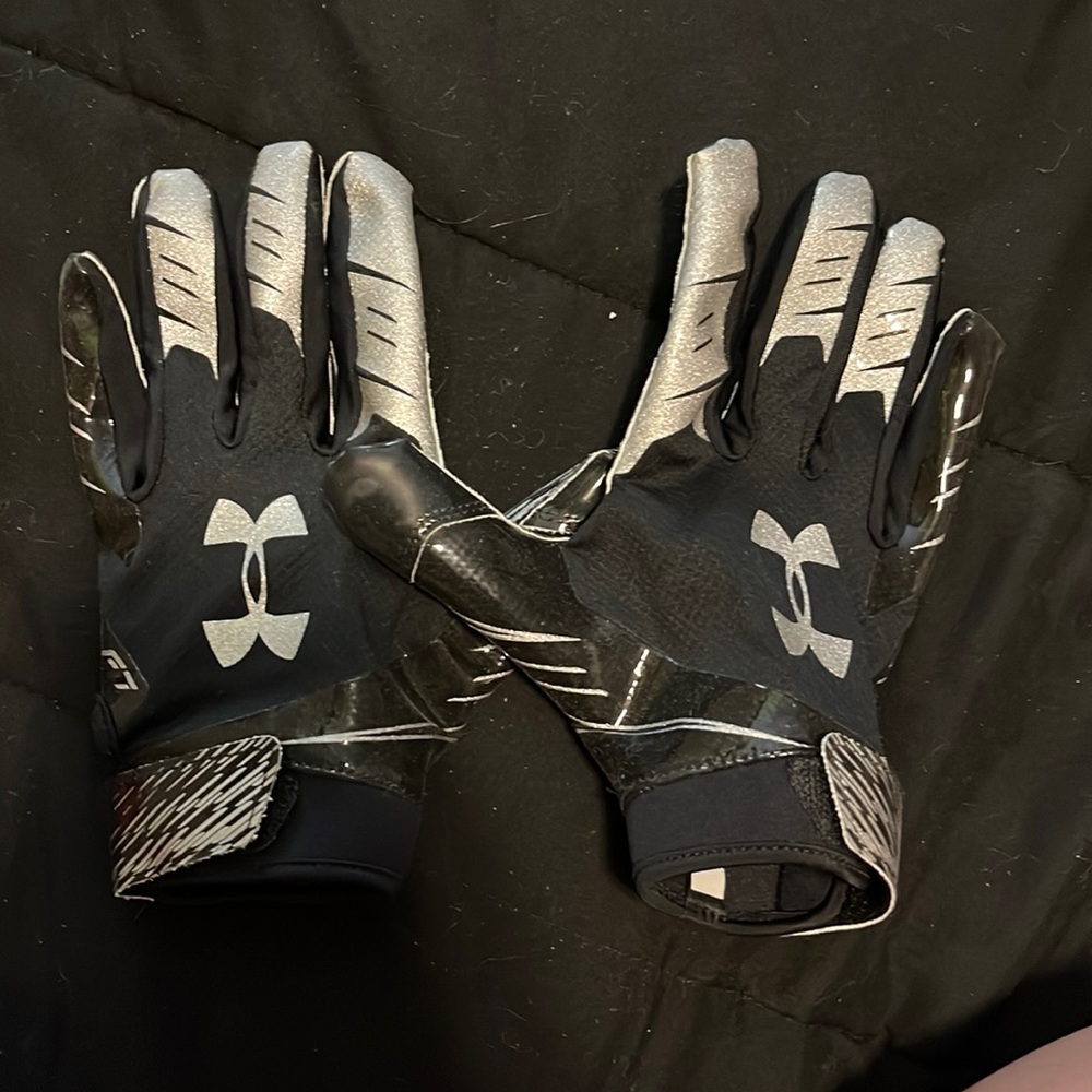 Men’s Under Armor football gloves